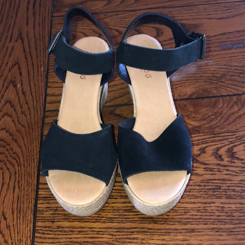 Black/tan wedges.